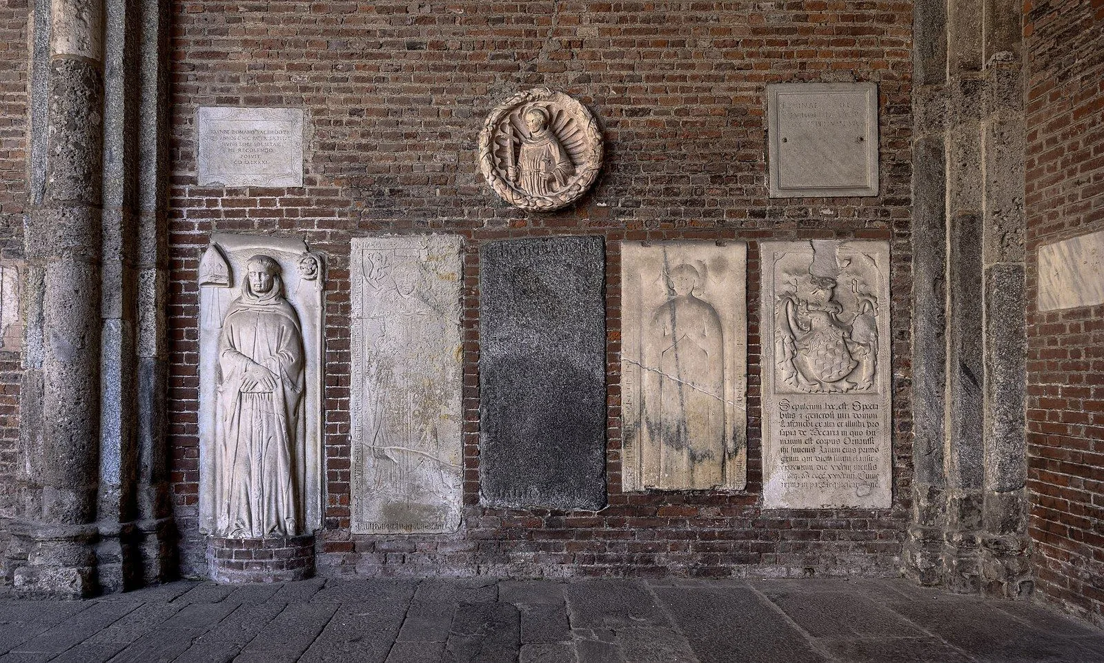 Il portico della basilica di Sant'Ambrogio a Milano