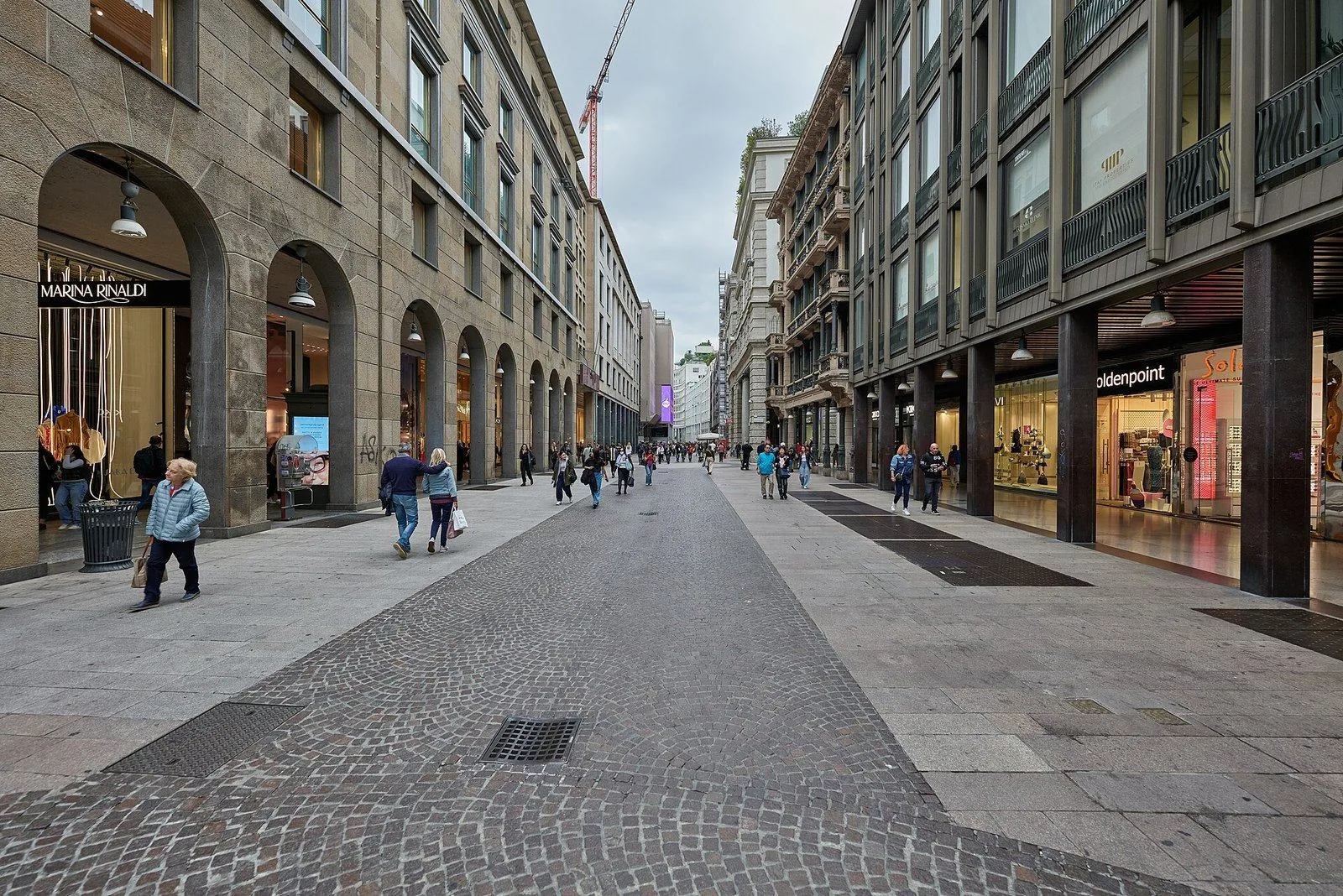 Corso Vittorio Emanuele II a Milano, la via pedonale dello shopping